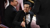 Rami Malek berhasil membawa pulang piala Oscar kategori Best Actor berkat aktingnya sebagai Freddie Mercury di film 'Bohemian Rhapsody. (REUTERS/Mike Blake)