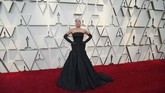 Lady Gaga tampil aman dengan gaun strapless berwarna hitam. Dia melengkapi gaunnya dengan sarung tangan hitam panjang dan juga kalung berlian. REUTERS/Mario Anzuoni