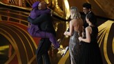 Sineas Spike Lee tak dapat menahan kegembiraannya berhasil membawa pulang piala Oscar untuk pertama kalinya usai 30 tahun berkarier lewat kategori Best Adapted Screenplay untuk 'BLACKkKLANSMAN'. Lee memeluk Samuel L Jackson begitu tiba di panggung Oscar. (REUTERS/Mike Blake)