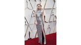 Brie Larson tampil memukau dengan gaun simplenya. Dia memilih warna perak halter neck dengan high slit yang membuatnya terlihat seksi. REUTERS/Mario Anzuoni