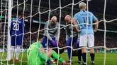 Hal itu mendorong manajer Chelsea Maurizio Sarri untuk tergerak melakukan pergantian pemain. (REUTERS/Rebecca Naden)