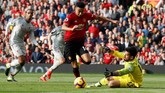 Peluang terbaik Manchester United di babak pertama terjadi pada saat Jese Lingard berhadapan satu lawan satu dengan Alisson Becker, namun hal itu tidak berbuah gol. (REUTERS/Phil Noble)