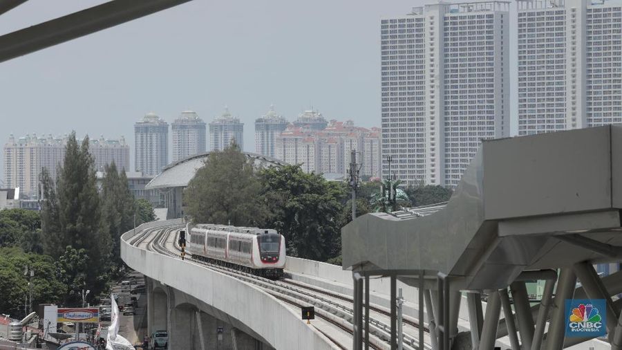 Direktur Utama PT LRT Jakarta, Allan Tandiono, menjelaskan bahwa sejauh ini progres konstruksi fisik sudah mencapai 99%.
