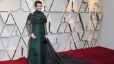 Warna hitam biasanya cocok dengan apapun, tapi tidak dengan gaun pemenang best actress Olivia Colman. (Photo by Mark RALSTON / AFP)