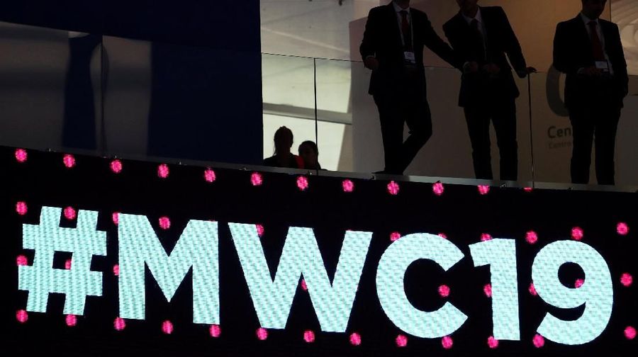 Perusahaan telekomunikasi dan perusahaan smartphone saling bersaing memamerkan teknologi baru mereka dengan teknologi 5G.