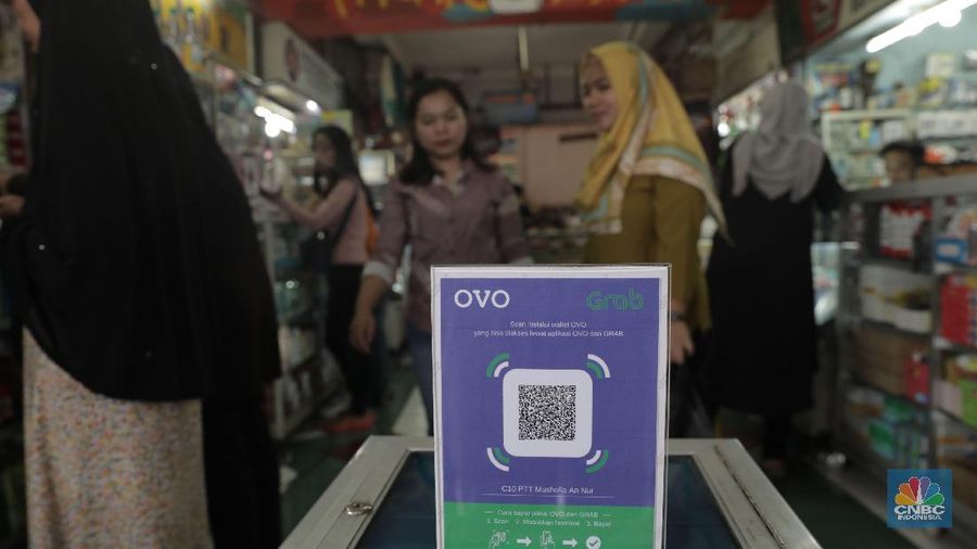 Pedagang menjajakan dagangannya dengan sistem pembayaran cashless di Pasar PSPT Tebet Jakarta Selatan, Selasa (26/2). Banyaknya Sektor UMKM di Indonesia yang belum tersentuh online, Menkominfo menggalakkan gerakan Pramuka UMKM jualan online Nasional. Dikutip Detikcom Berdasarkan data McKinsey Global Institute, nilai transaksi UMKM yang beralih ke online akan berkembang dua kali lebih cepat. Sayangnya, dari 59,9 juta UMKM itu baru 3,97 juta UMKM yang sudah go online. Saat ini, startup yang sudah bergelar unicorn di Tanah Air adalah Go-Jek, Traveloka, Tokopedia, dan Bukalapak. Penyebutan unicorn yang disematkan kepada startup tersebut karena mereka berhasil memiliki valuasi bisnisnya di atas USD 1 miliar. Kementerian Komunikasi dan Informatika (Kominfo), lembaga terkait, dan enam e-commerce marketplace, yakni Blanja, Blibli, Bukalapak, Lazada, Shopee, dan Tokopedia menggagas Gerakan UMKM Jualan Online. Agar gerakan tersebut tersebar merata di seluruh Indonesia, tercatat sekitar 376 kegiatan akan digelar di lebih dari 70 kota. (CNBC Indonesia/Muhammad Sabki)