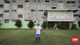 Adalah Abuduloh Palawah (76) biasa dipanggil Dullah menjadi salah satu saksi pembangun Stadion VIJ. Semula ia direkrut tim Jakarta Putra dari kota kelahirannya, Manado. Jakarta Putra merupakan salah satu klub internal Persija untuk membina talenta muda. (CNNIndonesia/Adhi Wicaksono)