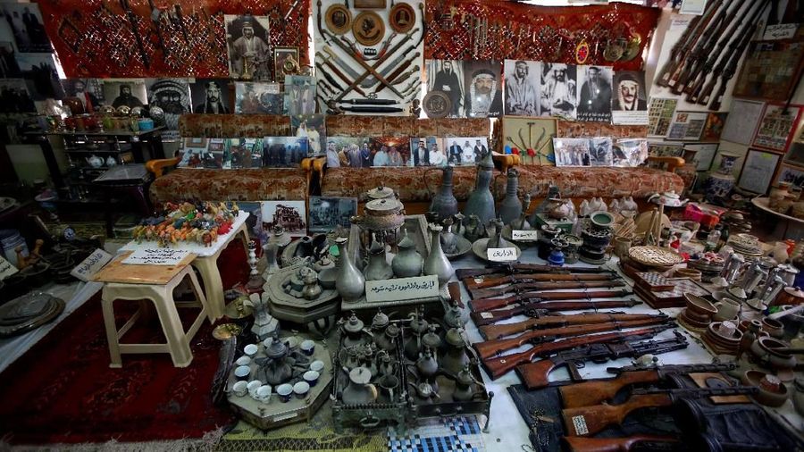 Akkar telah mengumpulkan barang-barang antik lokal selama 50 tahun.