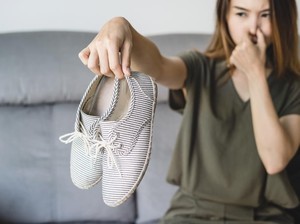 7 Cara Ampuh Menghilangkan Bau Kaki agar Orang Sekitar Tidak Terganggu