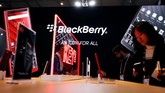 Blackberry mengejutkan pengunjung MWC 2019 dengan memboyong KEY 2 varian warna merah yang dibekali ciri khas papan ketik Qwerty. (REUTERS/Rafael Marchante)