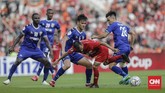 Winger Persija Riko Simanjuntak (merah) tampil sebagai sayap kanan di babak pertama. Namun di babak kedua Riko berpindah posisi dengan menempati sayap kiri. (CNNIndonesia/Adhi Wicaksono)