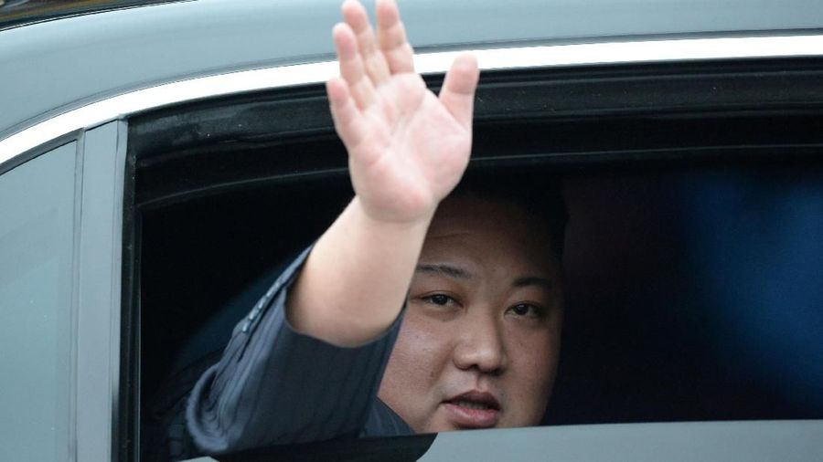 Pemimpin Korea Utara Kim Jong Un melambai pada saat kedatangannya di kota perbatasan dengan China di Dong Dang, Vietnam, 26 Februari 2019. (REUTERS / Stringer)