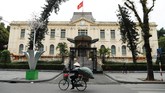 Gedung penginapan milik pemerintah di Hanoi, Vietnam. Hanoi merupakan ibu kota Vietnam, namun Hanoi merupakan kota kedua terbesar di sini, karena peringkat pertama diduduki oleh kota Ho Chi Minh City. (REUTERS/Jorge Silva)