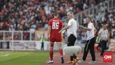 Demi memperkuat lini pertahanan, pelatih Persija Ivan Kolev (tengah) memainkan pemain baru mereka, bek Steven Paulle di menit ke-88. Paulle masuk menggantikan Riko Simanjuntak. (CNNIndonesia/Adhi Wicaksono)