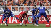 Silvio Escobar (tengah) gagal membobol gawang Becamex Binh Duong dalam laga perdana Grup G Piala AFC 2019 di Stadion Utama Gelora Bung Karno, Selasa (26/2) (CNNIndonesia/Adhi Wicaksono)