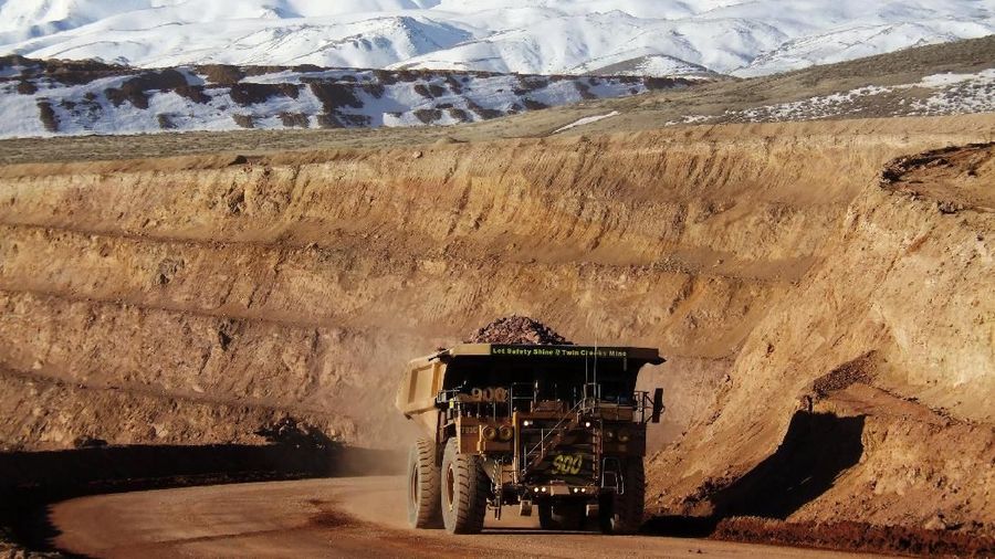 Barrick Gold Corp asal Kanada memberikan penawaran mengakuisisi seluruh saham pesaingnya, Newmont Mining Corp.