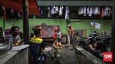 Terhitung hanya Sekolah Sepak Bola (SSB) Atamora, komunitas orang Padang, dan komunitas etnis Tionghoa dari Kalimantan Barat yang masih rutin menggunakan lapangan ini. (CNN Indonesia/Adhi Wicaksono)