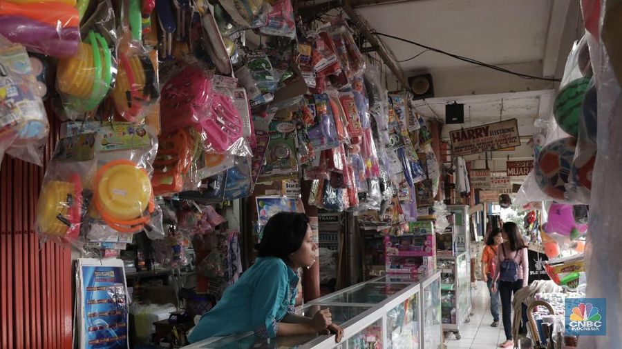 Pedagang menjajakan dagangannya dengan sistem pembayaran cashless di Pasar PSPT Tebet Jakarta Selatan, Selasa (26/2). Banyaknya Sektor UMKM di Indonesia yang belum tersentuh online, Menkominfo menggalakkan gerakan Pramuka UMKM jualan online Nasional. Dikutip Detikcom Berdasarkan data McKinsey Global Institute, nilai transaksi UMKM yang beralih ke online akan berkembang dua kali lebih cepat. Sayangnya, dari 59,9 juta UMKM itu baru 3,97 juta UMKM yang sudah go online. Saat ini, startup yang sudah bergelar unicorn di Tanah Air adalah Go-Jek, Traveloka, Tokopedia, dan Bukalapak. Penyebutan unicorn yang disematkan kepada startup tersebut karena mereka berhasil memiliki valuasi bisnisnya di atas USD 1 miliar. Kementerian Komunikasi dan Informatika (Kominfo), lembaga terkait, dan enam e-commerce marketplace, yakni Blanja, Blibli, Bukalapak, Lazada, Shopee, dan Tokopedia menggagas Gerakan UMKM Jualan Online. Agar gerakan tersebut tersebar merata di seluruh Indonesia, tercatat sekitar 376 kegiatan akan digelar di lebih dari 70 kota. (CNBC Indonesia/Muhammad Sabki)