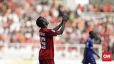Riko Simanjuntak memiliki kesempatan bagus untuk mencetak gol di babak kedua. Tetapi mantan pemain Semen Padang tersebut tidak bisa menuntaskan peluang itu dengan baik. (CNNIndonesia/Adhi Wicaksono)