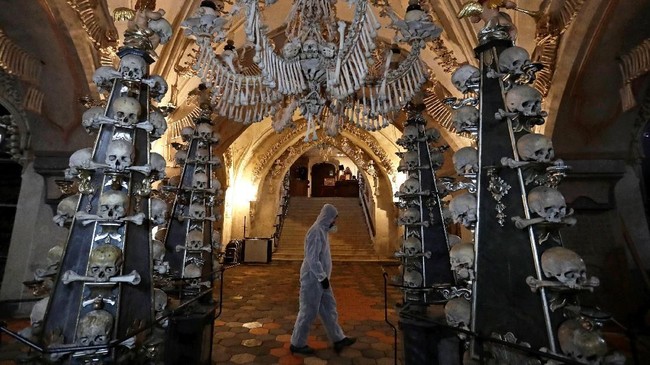 FOTO Ratusan Tengkorak Direstorasi di  Gereja  Sedlec Ossuary