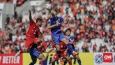 Gelandang Persija Ramdani Lestaluhu berduel di udara dengan berebut bola dengan bek Binh Duong Shumeiko Veniamin di Stadion Utama Gelora Bung Karno, Selasa (26/2). (CNNIndonesia/Adhi Wicaksono)