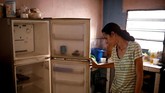 Yaneidi Guzman, contohnya, mengaku sudah kehilangan sepertiga berat badannya selama tiga tahun belakangan karena tak mampu membeli makanan di tengah keterpurukan ekonomi Venezuela. (Reuters/Carlos Garcia Rawlins)