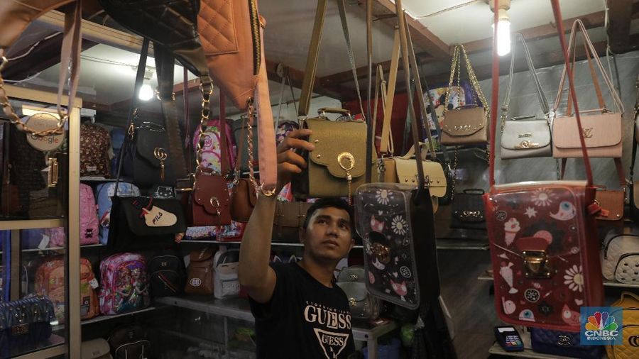 Menteri Perdagangan Agus Suparmanto ingin mengkaji kembali aturan pembebasan bea masuk barang impor bawaan lewat e-commerce, yang saat ini maksimal US$75.