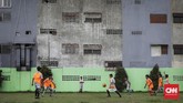 Pada Mei 1942, VIJ terpaksa mengganti nama untuk menghindari pemberangusan Jepang terhadap segala hal berbau Belanda. Pada tahun 1950, VIJ resmi bernama Persija dan markas pun berpindah ke lapangan Menteng. (CNNIndonesia/Adhi Wicaksono)
