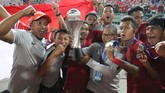 Para pemain dan ofisial Timnas Indonesia U-22 memamerkan trofi Piala AFF U-22 2019. (Dok.PSSI)
