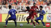 Penyerang Persija Heri Susanto berebut bola dengan pemain Binh Duong. Dalam laga tersebut Heri sempat mendapatkan peluang namun tidak berujung gol. (CNNIndonesia/Adhi Wicaksono)