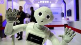 Selain perangkat mobile, pameran MWC 2019 juga menampilkan kecerdasan buatan berupa robot. Salah satunya robot semi-humanoid besutan Cloud Pepper yang bisa membaca emosi manusia. (Photo by GABRIEL BOUYS / AFP)