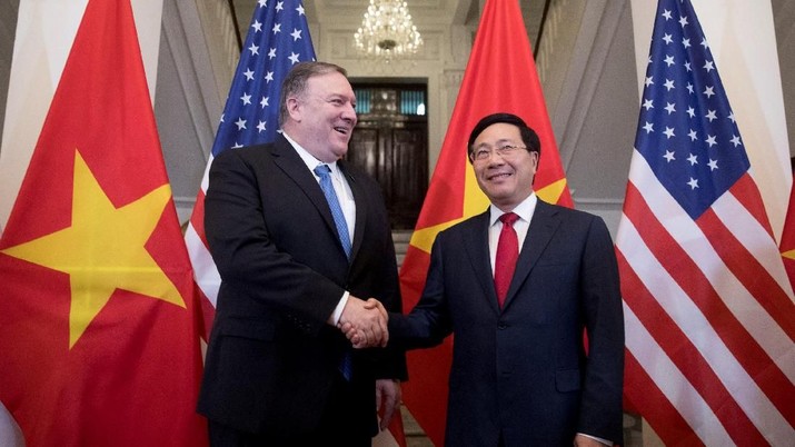Sekretaris Negara AS Mike Pompeo dan Menteri Luar Negeri Vietnam Pham Binh Minh saat tiba untuk pertemuan di Kementerian Luar Negeri di Hanoi, Vietnam. U.S. Secretary of State Mike Pompeo and Vietnamese Foreign Minister Pham Binh Minh arrive for a meeting at the Ministry of Foreign Affairs in Hanoi, Vietnam, February 26, 2019. Andrew Harnik/Pool via REUTERS