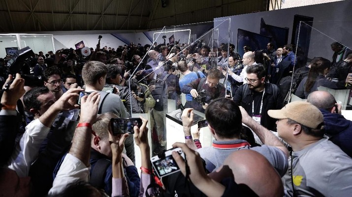 APTOPIX Spain World Mobile Congress Wartawan mengambil gambar produk Huawei baru setelah dipresentasikan di Mobile World Congress, di Barcelona, Spanyol, Minggu, 24 Februari 2019. Pameran dimulai dengan konferensi pers pada hari Minggu, sebelum pintu dibuka pada hari Senin, 25 Februari , dan berjalan hingga 28 Februari. (AP / Manu Fernandez)