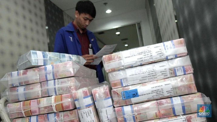 Petugas memeriksa uang di cash Center Plaza Mandiri, Jakarta Pusat, Selasa (26/2). Kementerian keuangan (Kemenkeu) mencatat jumlah utang pemerintah hingga akhir Januari 2019 mencapai Rp 498,56 Trilliun atau setara 30,1 produk domestik bruto (PDB). (CNBC Indonesia/Muhammad Sabki)