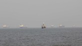 Sejumlah kapal tanker berlabuh di sekitar perairan Pulau Rupat yang berkabut asap dari kebakaran hutan dan lahan (karhutla) di kecamatan Rupat Selatan, kabupaten Bengkalis, Riau, Minggu (24/2/2019). ANTARA FOTO/Aswaddy Hamid