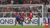 Penyerang Binh Duong Victor Nabay Mansaray (biru) melepaskan tembakan ke arah gawang Persija. Akan tetapi peluang itu belum berbuah gol untuk tim asal Vietnam tersebut. (CNNIndonesia/Adhi Wicaksono)