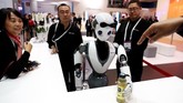 Perusahaan yang sama juga memperkenalkan robot XR-1 yang bisa menjadi pelayan. (REUTERS/Rafael Marchante)