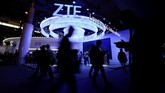 Teknologi 5G dan ponsel layar lipat di kedua sisi menjadi inovasi yang dinanti dalam pesta teknologi kali ini. (REUTERS/Rafael Marchante)