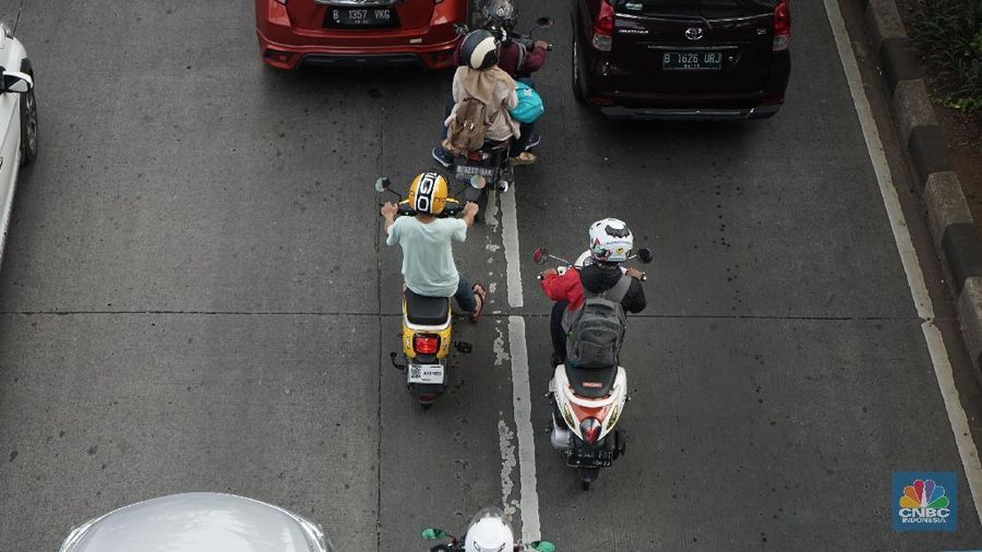 Pengendara menggunakan sepeda motor listrik di Arteri, Jakarta Selatan, Rabu (27/2). Sepeda motor listrik Migo yang hadir di Jakarta ini dinilai siap menyambut moda transportasi baru, termasuk LRT dan MRT. Hal ini mendorong target Migo untuk jadi solusi transportasi ramah lingkungan dengan harga terjangkau di kawasan urban.
 Namun Beberapa hari ini perusahaan penyewa sepeda listrik berbasis aplikasi, Migo, menuai polemik. Masalah utamanya adalah tidak jelasnya izin kendaraan. Direktortar lalu lintas Polda Metro Jaya melarang sepeda listrik migo melintasi jalan raya karena belum tercatat di Kementerian Perhubungan sebagai salah satu jenis Kendaraan bermotor. (CNBC Indonesia/Muhammad Sabki)
