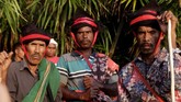 Tiga Rato (Imam kepercayaan Merapu) berdiri di pesisir pantai memantau keadaan desa Hupumada dan Taramanu, Kecamatan Wannokaka, Kabupaen Sumba Barat, NTT, Selasa (26/2). Bau Nyale bukan cuma jadi ritual di Lombok, NTB. Di Sumba, Nusa Tenggara Timur (NTT), ritual ini juga digelar setiap tahunnya. (ANTARA FOTO/Kornelis Kaha)