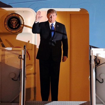 Lambaian Tangan Trump di Tengah Gelap Malam Vietnam