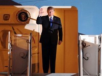 Lambaian Tangan Trump di Tengah Gelap Malam Vietnam