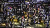 Ritual Bau Nyale ini juga menjadi kepercayaan kalau cacing-caing yang muncul merupakan media masyarakat adat setempat untuk berkomunikasi dengan leluhur. (ANTARA FOTO/Kornelis Kaha)