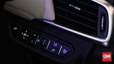 Berbagai tombol terintegrasi dengan apik di dasbor mobil. Tombol-tombol itu juga mudah dijangkau oleh pengendara. (CNN Indonesia/Hesti Rika)