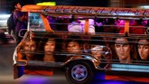 Duterte baru mau membenahi infrastruktur dengan program senilai ratusan juta dolar. Termasuk membangun jalan, bandara, rel kereta, dan kereta bawah tanah. (REUTERS/Eloisa Lopez).