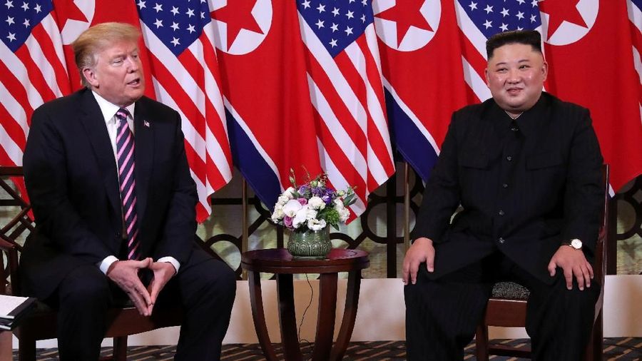 Sebelum bertemu di Hanoi, kedua pemimpin tersebut sempat bertemu di Capella Hotel, Pulau Sentosa, Singapura