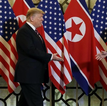 Melihat Keakraban Trump & Kim Saat Berjumpa di Vietnam