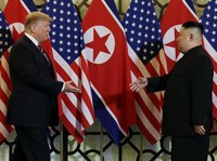 Melihat Keakraban Trump & Kim Saat Berjumpa di Vietnam