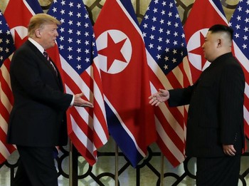 Melihat Keakraban Trump & Kim Saat Berjumpa di Vietnam