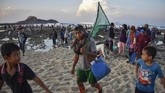 Sejumlah warga meninggalkan pantai usai menangkap nyale pada Festival Pesona Bau Nyale 2019 di pantai Seger Kawasan Ekonomi Khusus (KEK) Mandalika. Cacing yang didapat juga akan dikonsumsi. (ANTARA FOTO/Ahmad Subaidi)
